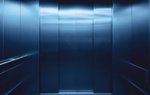Uşak’ta asansörlü apartmanda olanlar dikkat: Artık kabin iç kapısı zorunlu