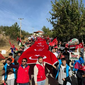 Uşaklı gençler Filistin’e destek yürüyüşü düzenledi