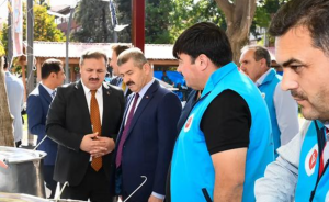 Uşak Valisi Turan Ergün Gazze yardım kermesini ziyaret etti