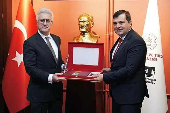 Uşak Belediye Başkanı, Tamer Karadağlı’yı ziyaret etti