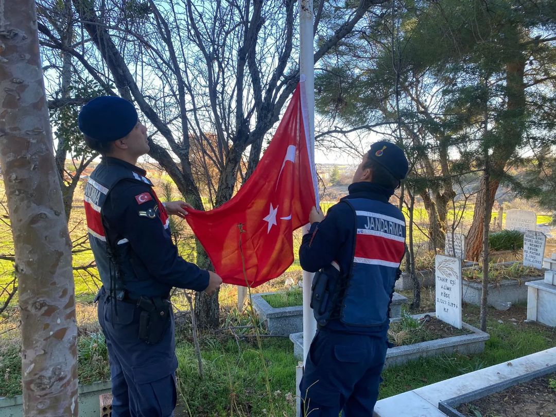 Ulubey’de Şehit Mezarlarına Bayrak değişimi yapıldı