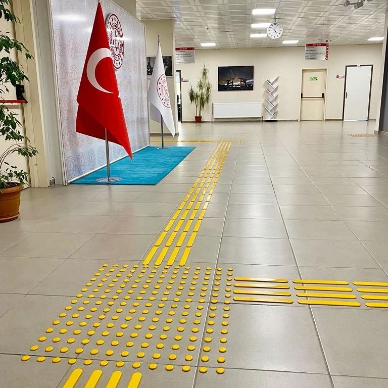 Uşak Milli Eğitim Müdürlüğüne görme engelliler için sarı şerit yerleştirildi