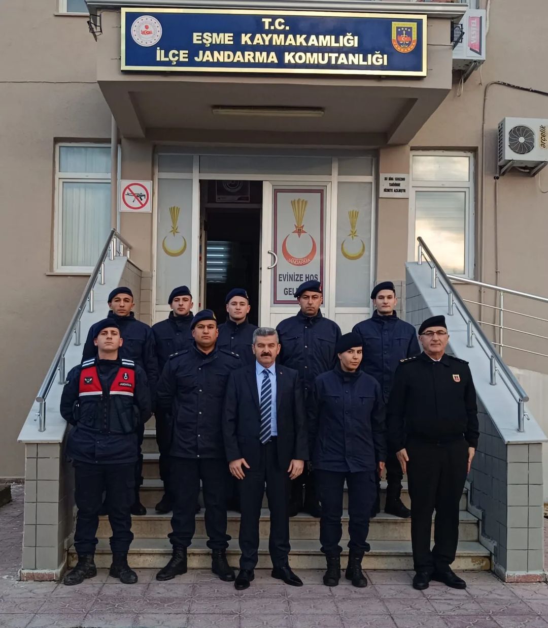 Uşak Valisi Ergün, Eşme İlçe Jandarma Komutanlığını ziyaret ederek Jandarma personeli ile bir araya geldi, görevlerin…